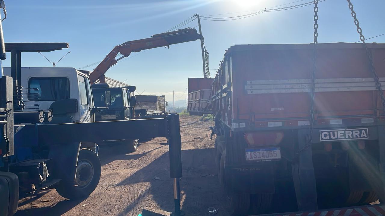 Caminhão de reboque e transporte